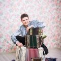 Святослав Шершуков в фотосессии с гармониками