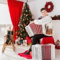 Святослав Шершуков в фотосессии с гармониками