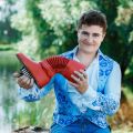 Святослав Шершуков в фотосессии с гармониками
